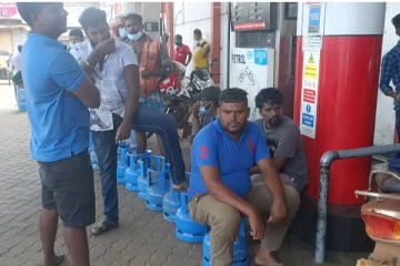 எரிவாயுவினை பெற்றுக்கொள்ள நீண்ட வரிசையில் காத்திருந்த மக்கள் (Photos)