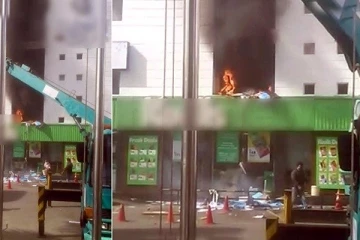 கொழும்பின் புறநகர் பகுதியில் பாரிய தீ விபத்து - உயிருக்கு போராடும் 12 பேர்