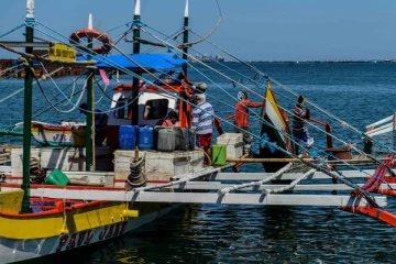 மீன்பிடி படகு கவிழ்ந்ததில் இருவர் பலி; 7 பேர் மாயம்