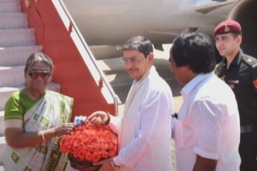 மீனாட்சி அம்மன் கோவிலில் குடியரசுத் தலைவர் திரௌபதி முர்மு சாமி தரிசனம்..!