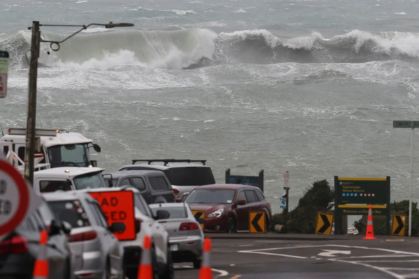 நியூசிலாந்தில் கடும் காற்றால் மின்சாரம் துண்டிப்பு; மக்கள் அவதி | Strong Winds New Zealand Storm நியூசிலாந்தில் கடும் காற்றால் மின்சாரம் துண்டிப்பு; மக்கள் அவதி | Strong Winds New Zealand Storm