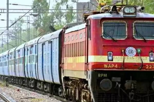 75 ஆண்டுகளாக இலவச சேவை வழங்கும் இந்தியாவின் ஒரே ரயில்! என்ன காரணம்? | India S Only Train Offering Free Rides 75 Years 75 ஆண்டுகளாக இலவச சேவை வழங்கும் இந்தியாவின் ஒரே ரயில்! என்ன காரணம்? | India S Only Train Offering Free Rides 75 Years