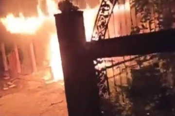 வீடொன்றில் தீ விபத்து - 4 பேர் வைத்தியசாலையில்