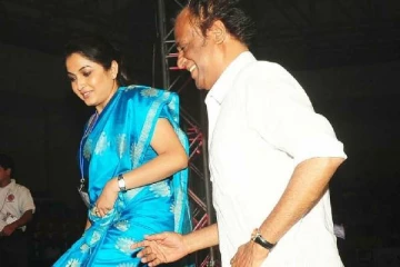 அந்த காட்சியில் 8 டேக்!! 52 வயது நடிகை முன் அசிங்கப்பட்ட ரஜினிகாந்த்...