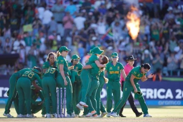 Spider Woman ஆக மாறி 4 கேட்ச்கள்! இங்கிலாந்தை அடித்து நொறுக்கி இறுதிப்போட்டி முன்னேறிய தென் ஆப்பிரிக்கா