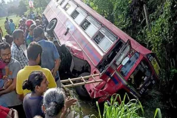 பாதுக்க பகுதியில் பேருந்து விபத்து! 21 பாடசாலை மாணவர்கள் வைத்தியசாலையில் அனுமதி