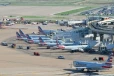 அமெரிக்க விமான நிலையங்கள் அதிரடி முடிவு... ரத்தாகும் ஆயிரக்கணக்கான சேவைகள்