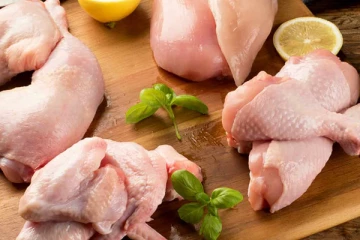 කුකුළු මස් ආනයනයට සැරසෙයි.