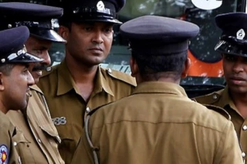 பொலிஸ் நிலையத்தில் தீக்குளித்த பெண்ணால் பரபரப்பு