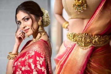 புடவையில் இப்படியும் ஹொட் போஸ் கொடுக்கலாமா? மாளவிகா மோகனனின் வைரல் புகைப்படங்கள்