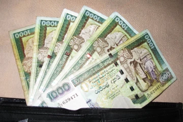 எல்லோருக்கும் இரண்டாயிரம்  ரூபாய்! குவிந்த டிக்கோய மக்கள்