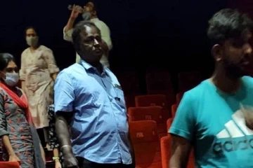 தியேட்டருக்கு படம் பார்க்க போனது குத்தமா? ரசிகர்களால் தாக்கப்பட்ட ப்ளூ சட்டை மாறன்?