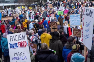 ட்ரம்புக்கு எதிராக வெடிக்கும் போராட்டம் ; வெள்ளை மாளிகை முன் குவிந்த மக்கள்