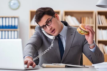 பணி நேரத்தில் உணவு அருந்துபவர்களை  பிடித்து கொடுத்தால் 20 டொலர்;  ஊழியர்களுக்கு செக் வைத்த நிறுவனம்!