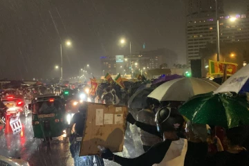 மூன்றாவது இரவிலும் கொட்டும் மழையில் தொடரும் மக்கள் போராட்டம் (Video)