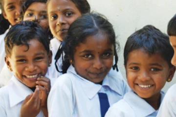 பெற்றோருக்கு மகிழ்ச்சி ; மாணவர்களுக்கு தைத்த சீருடைகள்