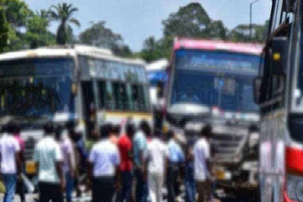 பேருந்துகள் - லொறி ஒன்றுடன் ஒன்று மோதி கோர விபத்து ; வைத்தியசாலையில் 20 பேர் அனுமதி | Hatton Youth Attacked While On Business In Jaffna