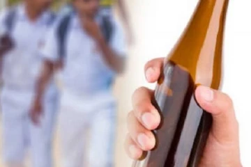 மதுபானம் அருந்திய நான்கு மாணவர்கள்; காவல்துறையினர் எடுத்த முடிவு!