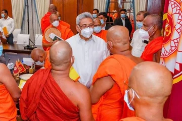 "கோட்டாபயவை பாதுகாத்து மகிந்தவை விரட்ட திட்டமிடும் பௌத்த பிக்குகள்"