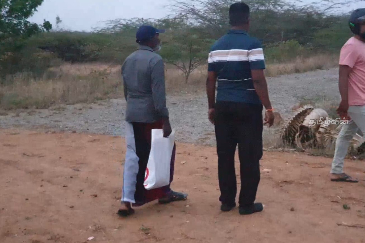 அம்பாந்தோட்டையில் யானை தாக்கி உணவக ஊழியர் ஒருவர் படுகாயம் | Injured Attacked By Elephant In Hambantota
