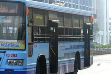 மக்கள் தாக்கலாம் என்பதனால் பெயர் பலகைகளை அகற்றி சேவையில் ஈடுபடுத்தப்படும் பேருந்து