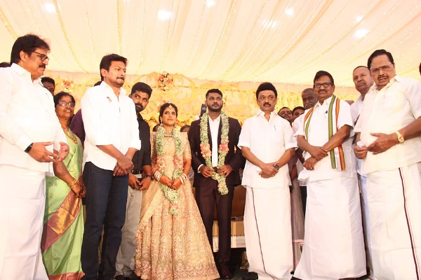 கே.எஸ்.அழகிரி மகள் திருமண வரவேற்பு - சால்வையை வெடுக்கெனெ வாங்கிய சிவக்குமார்! | Ks Alagiri Daughters Wedding Reception Sivakumar