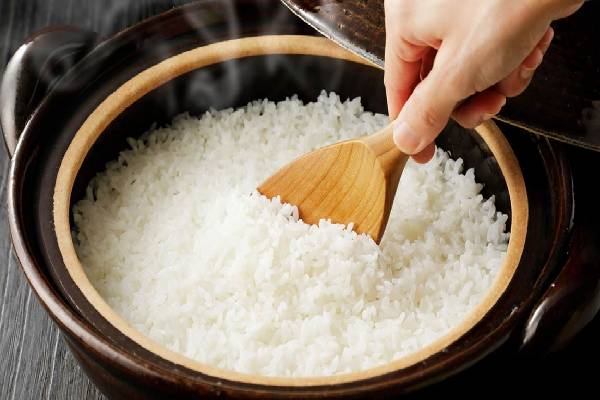 சமைத்த சோறை மீண்டும் மீண்டும் சூடாக்குறீங்களா? இந்த பிரச்சனை வரும் | Do Not Reheat Cooked Rice And Eat It Again