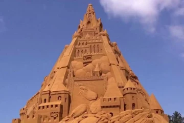 கின்னஸ் சாதனையில் இடம் பிடித்த உலகின் மிகவும் பாரிய மணல் மாளிகை