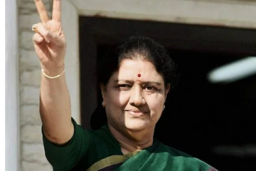 ரோட்டில் செல்வோரெல்லாம் அதிமுக தலைவரா? - சசிகலாவை சரமாரியாக விமர்சித்த வளர்மதி