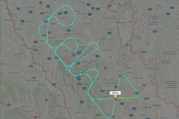 உக்ரைனில் போர் பதற்றம் : வானில் ரிலாக்ஸ் வடிவில் சென்ற விமானம்