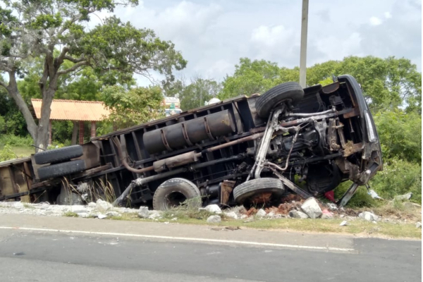 சாரதியின் தூக்கக் கலக்கம்! விபத்தில் சிக்கிய ஹெண்டயினர் | Driver Sleep Hendainer Involved In The Accident