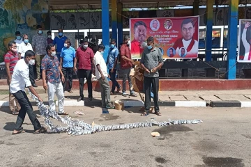 பசில் அமைச்சராக பதவியேற்பு! வவுனியாவில் வெடி கொளுத்தி கொண்டாட்டம்