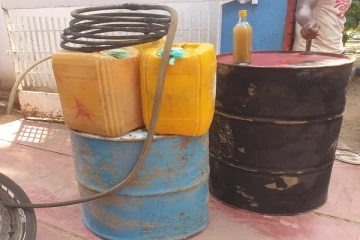 யாழில் பெருமளவு சட்டவிரோத மதுபானங்களுடன் ஒருவர் கைது (Photo)