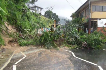 அட்டன் கொழும்பு பிரதான வீதியில் மண்சரிவு; சாரதிகளுக்கு விடுக்கப்பட்ட அறிவுறுத்தல்