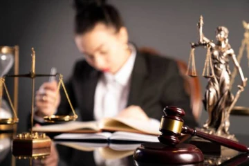 பெண் நீதிபதியை துரத்தி.. துரத்தி.. காதல் டார்ச்சர் - வழக்கறிஞர் மீது கடும் நடவடிக்கை!