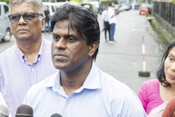 குடும்பத்துடன் அவுஸ்திரேலியாவுக்கு குடிபெயர்ந்த பிரதி அமைச்சர்