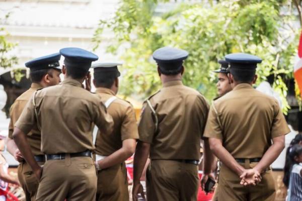 மிளகாய் தூள் என நினைத்து இரசாயனைத்தை சுவைத்த பாடசாலை மாணவர்கள்! | Students Taste Chemical