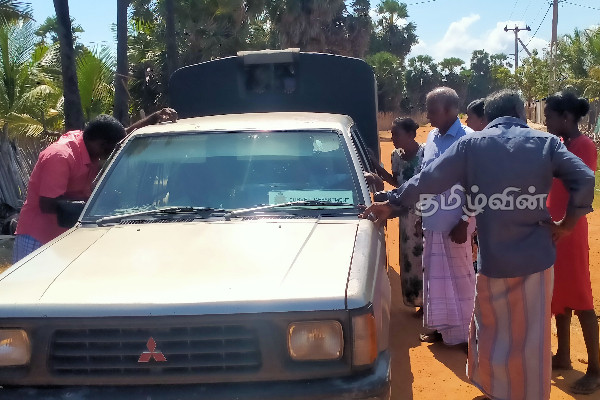 கிளிநொச்சியில் 98 ஏக்கர் காணியை தனியார் நிறுவனத்திற்கு விற்பனை செய்ய முயற்சி! மக்கள் எதிர்ப்பு (photos) | Protesting Privatization 98 Acres Land Kilinochchi