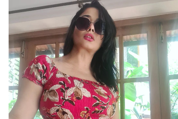 40 வயதில் எல்லைமீறும் கிரண்! தனிமையில் இப்படியொரு ஆட்டம் போட்டு வீடியோ வெளியிட்ட நடிகை.. | Kiran Rathod Latest Glamour Video Viral