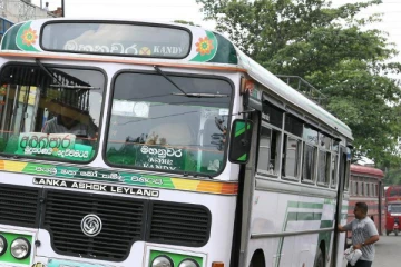 பஸ்ஸிலிருந்து தவறிவிழுந்த்த முதியவர்