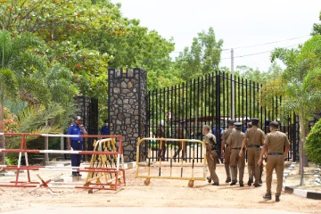 குடத்தனை உப தபாலகருக்கு எதிராக இரண்டாவது நாளாக தொடரும் மக்கள் போராட்டம் (VIDEO)