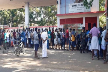 எரிபொருள் இல்லாமலே அனுமதிச்சீட்டு பெற்றுக் கொள்வதற்கு முண்டியடிக்கும் மக்களின் அவலநிலை (Photos)