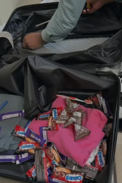 மலேசியாவில் இருந்து வந்தவர் கட்டுநாயக்கவில் அதிரடி கைது! சொக்லட் பொதிக்குள் இருந்த ஆபத்தான பொருள் | One Person Arrested At Katunayake Airport மலேசியாவில் இருந்து வந்தவர் கட்டுநாயக்கவில் அதிரடி கைது! சொக்லட் பொதிக்குள் இருந்த ஆபத்தான பொருள் | One Person Arrested At Katunayake Airport