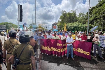 கொழும்பில் அரச சேவை ஓய்வூதிய சங்கத்தினரால் முன்னெடுக்கப்பட்டுள்ள போராட்டம்