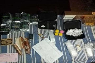 வான் ஒன்றிலிருந்து ஐஸ் போதைப்பொருட்களுடன் இளைஞர்கள் இருவர் கைது