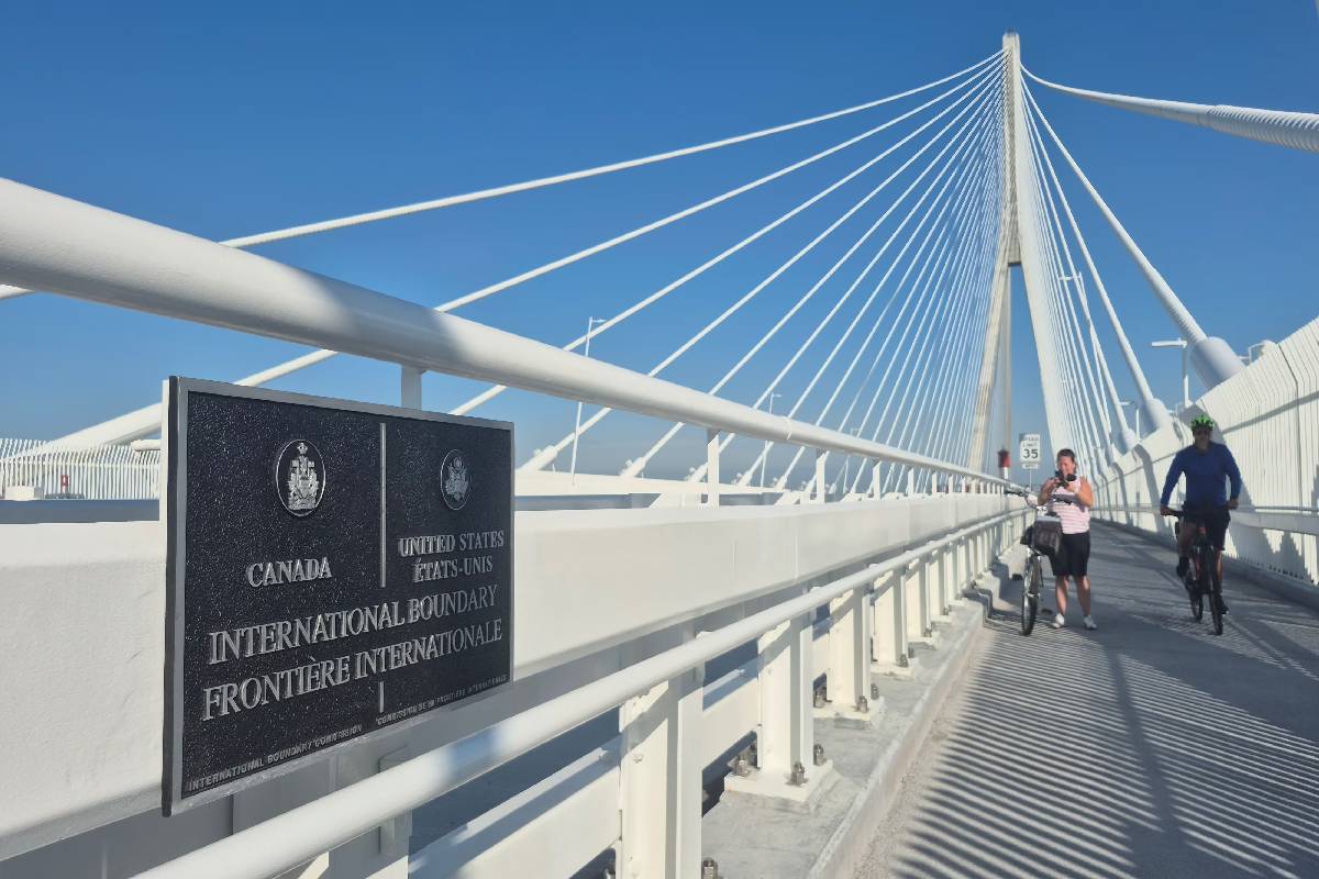 கனடாவில் வாழும் 102 வயது பாட்டியின் நிறைவேறிய ஆசை | Canadian 102 Year Old Woman Walks New L Bridge கனடாவில் வாழும் 102 வயது பாட்டியின் நிறைவேறிய ஆசை | Canadian 102 Year Old Woman Walks New L Bridge