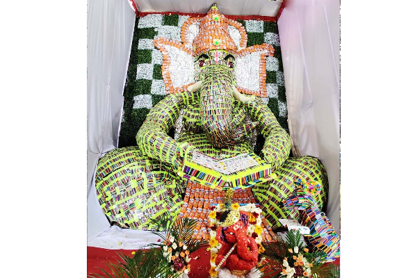 சென்னையில் புத்தகம் படிக்கும் விநாயகர்! 35 ஆயிரம் ஸ்கெட்ச் பேனாவால் ஜொலிக்கும் புகைப்படம் | Vinayagar Chaturthi 2022 Study Materiel Vinayagar