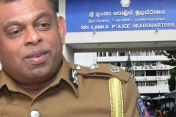 ජ්‍යෙෂ්ඨ නියෝජ්‍ය පොලිස්පතිවරයෙකුට පහරදීමක්.. (VIDEO)