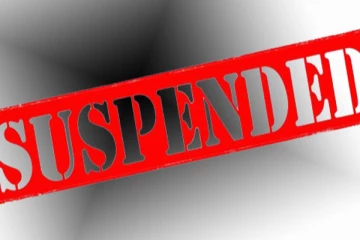 නිලධාරීන් සිව්දෙනෙකුගේ වැඩ තහනම් කෙරේ