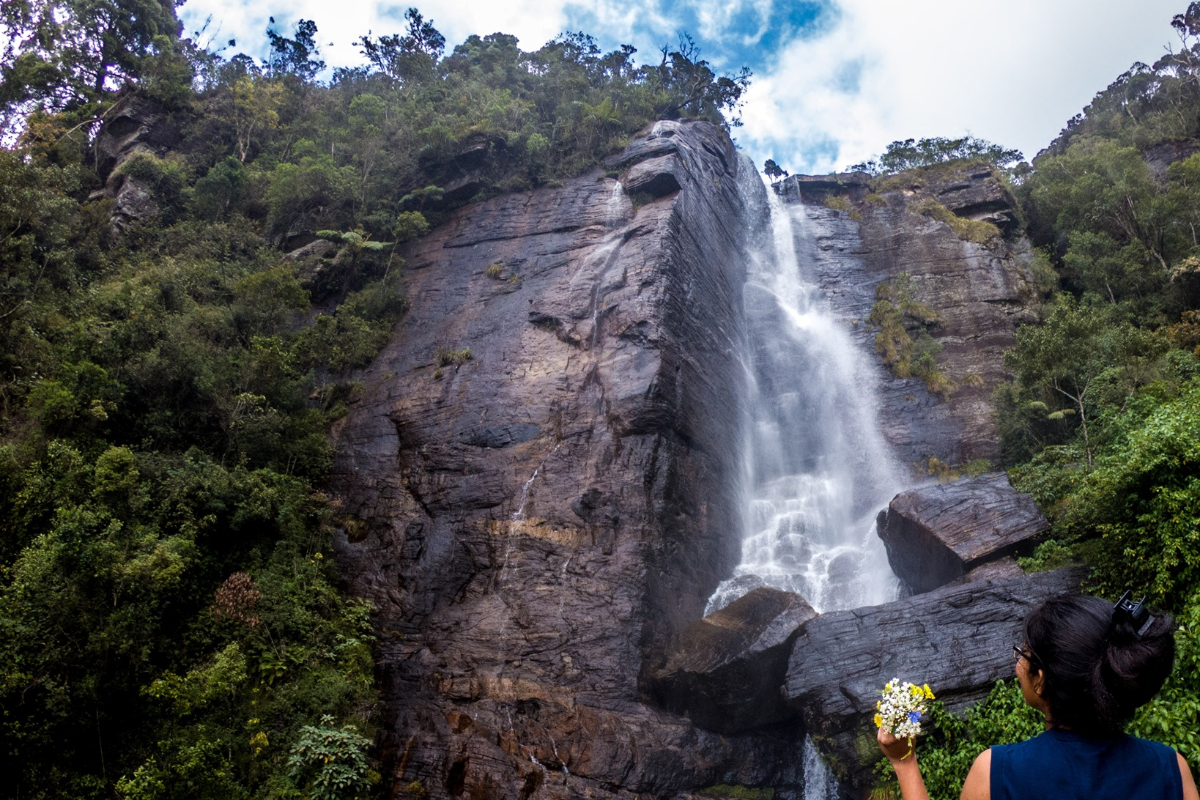 நுவரெலியா Lovers Leap இல் ஆபத்தில் முடிந்த செல்பி மோகம்! | Fall Taking A Selfie At Lovers Leap Nuwara Eliya